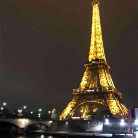 Au Pied De La Tour Eiffel Familiale 2bdr アパート
